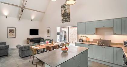 5 bedroom accommodation in Huntley