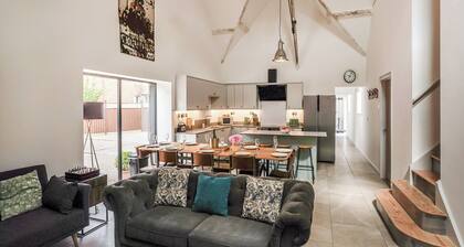 5 bedroom accommodation in Huntley