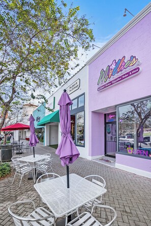 Outdoor dining - Heart of San Marco • Porch  • BBQ  • Bikes (Jacksonville)