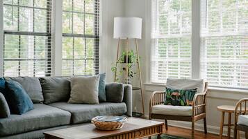 Een smart-tv en boeken