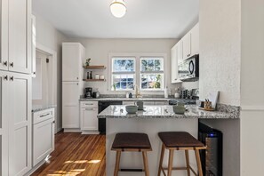 Fridge, microwave, oven, stovetop - Heart of San Marco • Porch  • BBQ  • Bikes (Jacksonville)