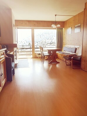 Appartement Familial | Coin séjour | TV connectée de 70 cm avec chaînes numériques