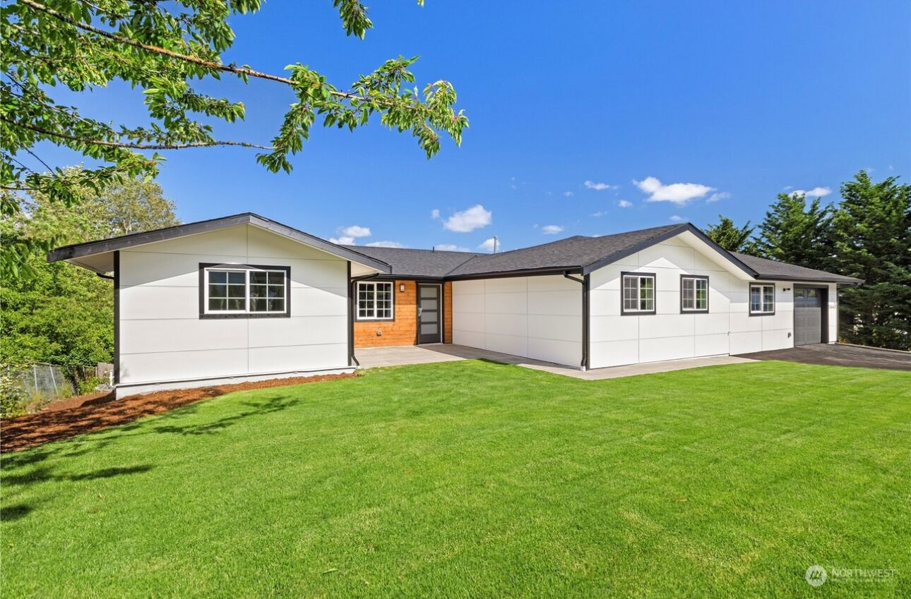 Spacious 8-bedroom house in pleasant Tukwila with AC, WiFi, rooftop deck