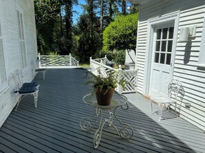 Terrace/patio - Cozy 2 Bedroom Luxury stay at the W. Wing of an astonishing majestic home (Goldsboro)