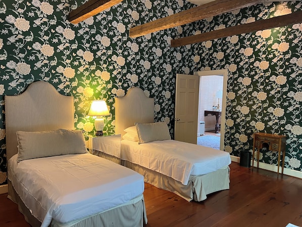 2 bedrooms, iron/ironing board, WiFi, bed sheets - Cozy 2 Bedroom Luxury stay at the W. Wing of an astonishing majestic home (Goldsboro)