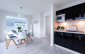 Een koelkast, een magnetron, een oven, een kookplaat