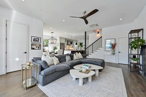 Smart-TV, Kamin, Stereoanlage, Computerbildschirme