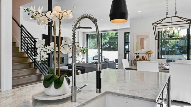 A modern kitchen with a large island, stainless steel appliances, and pendant lighting. - Luxe Home in Iconic Zilker/ Barton Springs neighborhood- POOL (Austin)