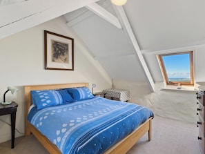 4 bedrooms, free WiFi, bed sheets - 4 bedroom accommodation in Dinas Cross (Dinas Cross)
