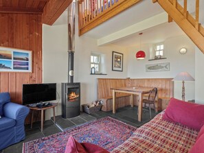 TV, fireplace - 4 bedroom accommodation in Dinas Cross (Dinas Cross)