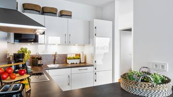 Fridge, microwave, oven, stovetop