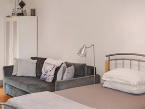 1 bedroom, bed sheets
