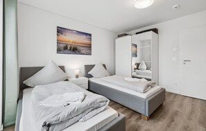 2 habitaciones, tabla de planchar con plancha y cuna de viaje