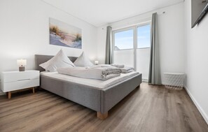 2 quartos, ferros/tábuas de passar roupa, berço de viagem