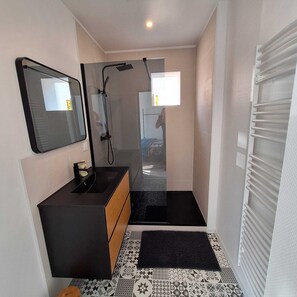 Towels, toilet paper - Appartement RDC Centre Ville (Mayenne)