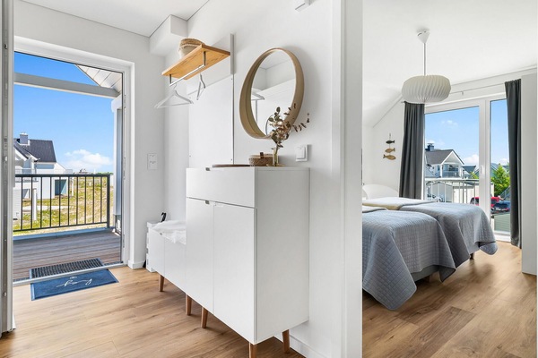 2 dormitorios, tabla de planchar con plancha, cuna de viaje