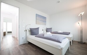 2 habitaciones, tabla de planchar con plancha y cuna de viaje 