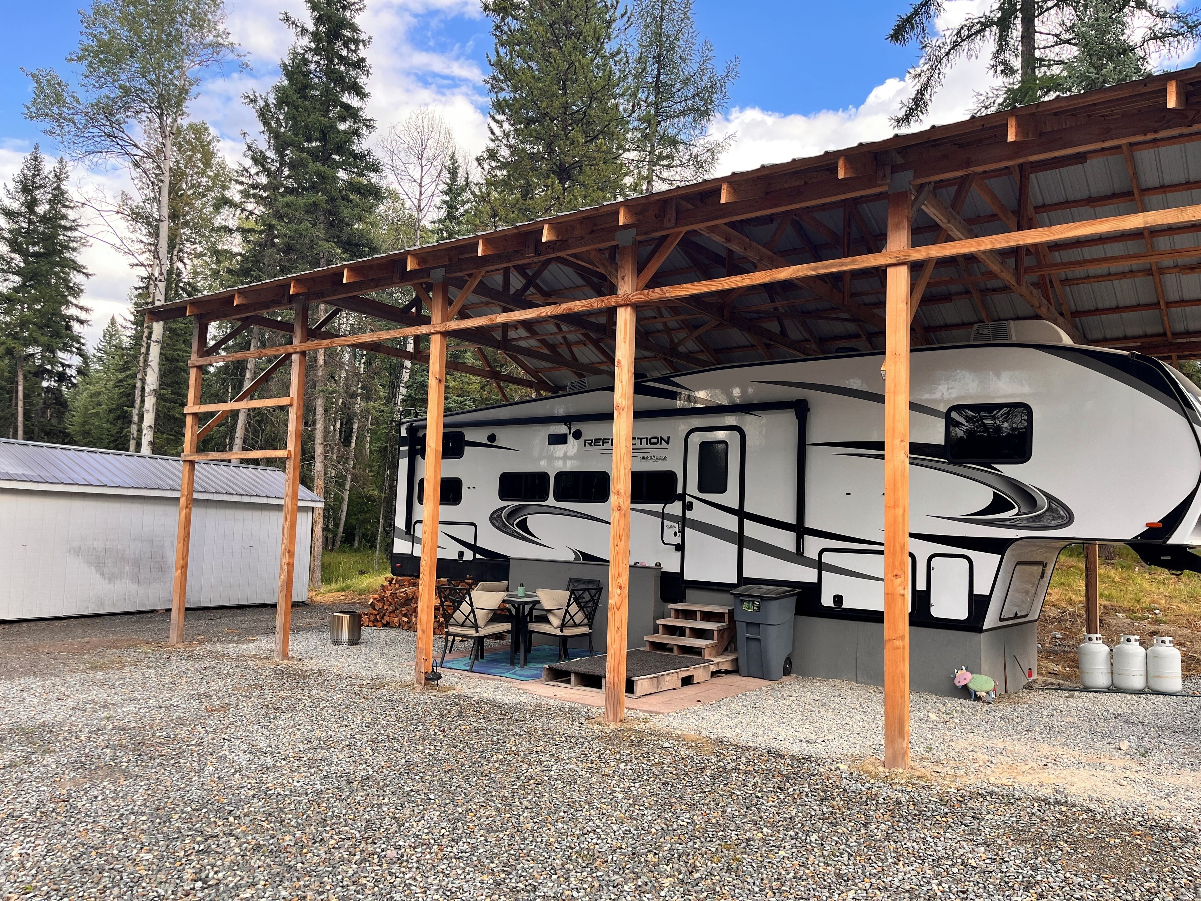 Beautiful escape that sleeps 8.  Close to many Lakes and  Glacier National Park