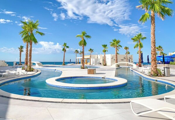 Een buitenzwembad en een verwarmd zwembad