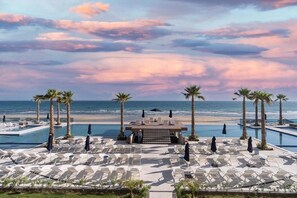 Een buitenzwembad en een verwarmd zwembad