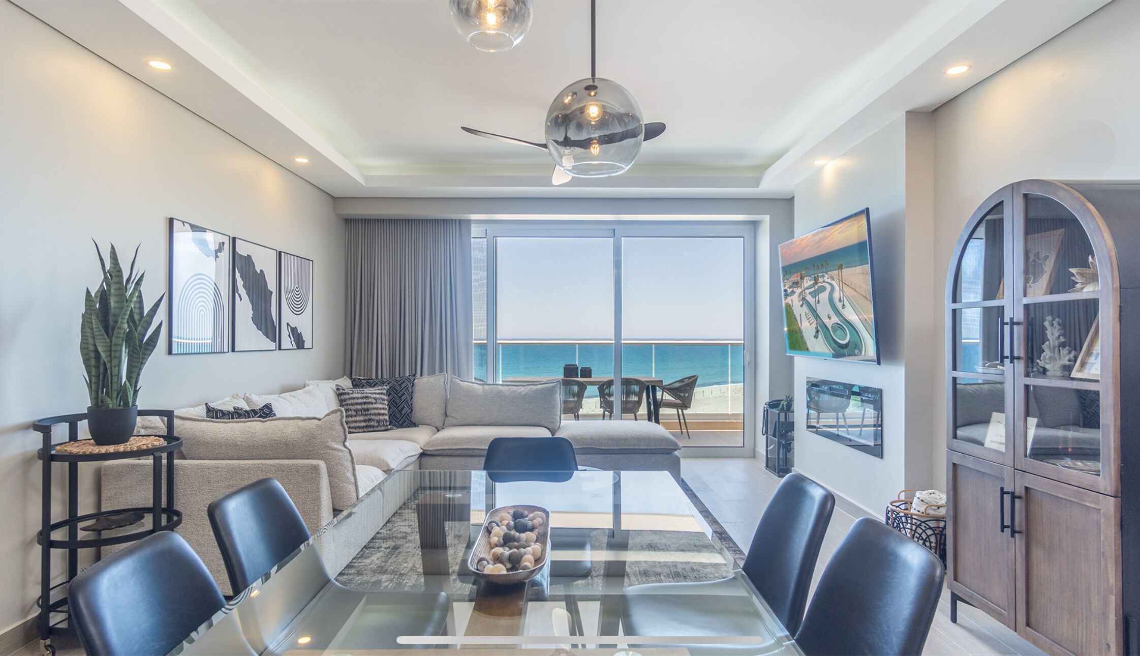 智能电视、壁炉、书、音乐库