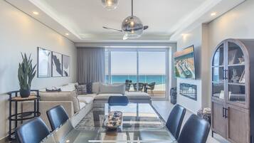 Smart-TV, peis, bøker og musikkbibliotek