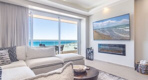 Smart-TV, Kamin, Bücher, Musikbibliothek
