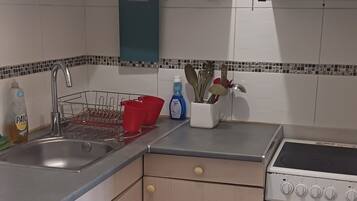 Frigorífico, microondas, placa de cocina y utensilios de cocina