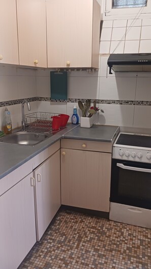 Køleskab, mikrobølgeovn, kogeplade, køkkentøj/tallerkener/redskaber