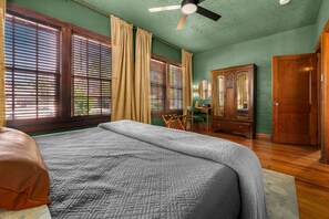 5 bedrooms, desk, iron/ironing board, travel cot - Family Retreat • Pool Table  • Arcade • San Marco (Jacksonville)