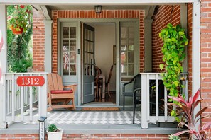 Outdoor dining - Family Retreat • Pool Table  • Arcade • San Marco (Jacksonville)