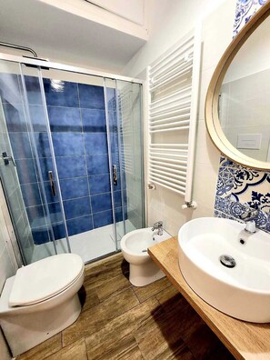 Sèche-cheveux, bidet, serviettes fournies, savon