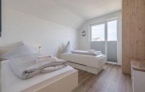 2 bedrooms, iron/ironing board, travel cot, free WiFi