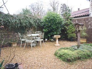 Outdoor dining - Pretty cottage in a central location for the Moors and Coast. (Thornton-Le-Dale, near Pickering)
