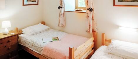 2 bedrooms, WiFi (free), bed sheets