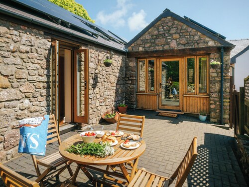 2 bedroom accommodation in Gower