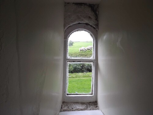 A real ’Escape to the Country’ in truly welcoming surroundings.