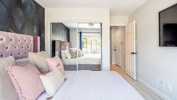 3 bedrooms, desk, iron/ironing board, travel crib