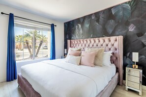 3 soverom, skrivebord, strykejern/-brett og reiseseng for barn