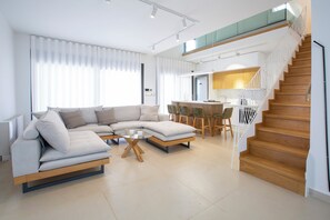 デラックス ヴィラ | リビング エリア | 55 インチの薄型テレビ (デジタル放送視聴可)、テレビ