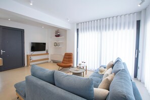 Villa – executive, utsikt mot lagune | Oppholdsområde | En 55-tommers Flatskjerm-TV med digitale kanaler samt TV