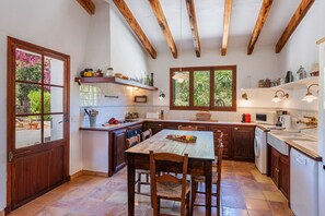 ثلاجة، ميكروويف، فرن، غسالة أطباق