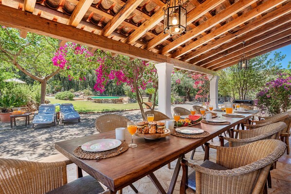 تناول الطعام بالخارج