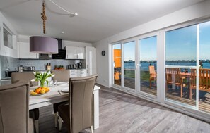 ثلاجة، فرن، موقد طهي مسطح، غسالة أطباق