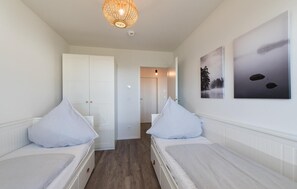 2 chambres, fer et planche à repasser, lit de bébé portatif
