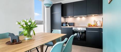 Kjøleskap, ovn, kokeplater og oppvaskmaskin