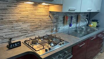 Frigorifero, microonde, forno, piano cottura