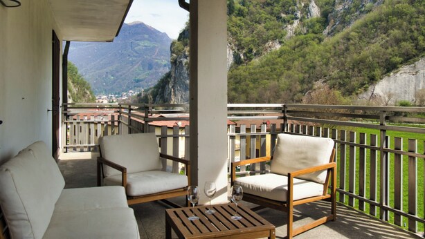 A balcony with two cushioned chairs and a small table, overlooking a mountainous landscape. - La grande Valsassina - Salone (Pasturo)