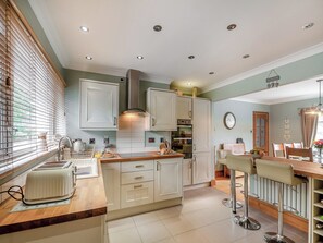 Oppvaskmaskin og høy barnestol