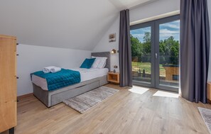 4 habitaciones, tabla de planchar con plancha y cuna de viaje 